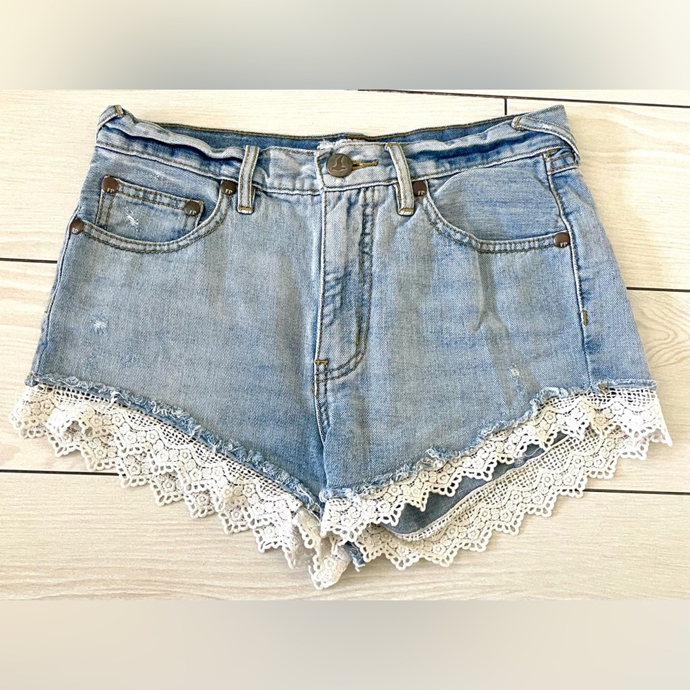 Free People Blue Denim Jeans‎ Shorts White Lace Trim Bottoms Women’s Size 25 W - Picture 6 of 8